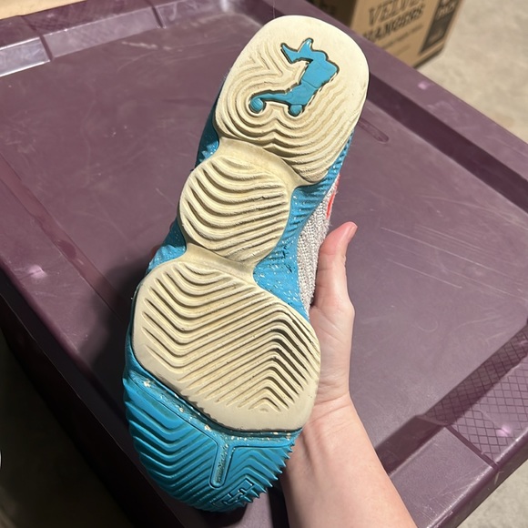 Kids Nike LeBron 16 South Beach Sneakers - Picture 5 of 6